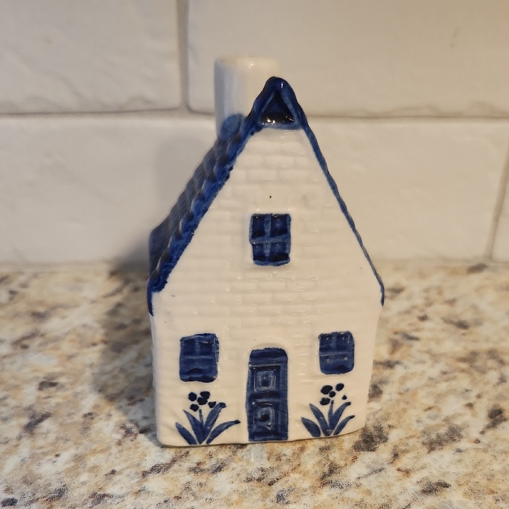Delft Blue Building Salt Shaker